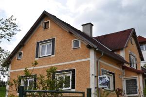 索科洛夫Guest House Hartenberg的前面有标志的房子