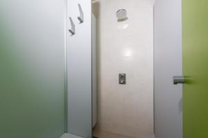 布雷佐内加尔达Agricampeggio Relax (Campsite)的浴室里设有玻璃门淋浴