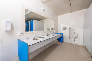 布雷佐内加尔达Agricampeggio Relax (Campsite)的浴室设有2个水槽和镜子