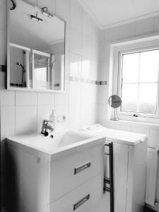 德哈恩Zeepark Haerendyke的白色的浴室设有水槽和镜子