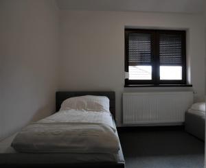 皮佐维斯Alda Gold的一间小卧室,配有床和窗户