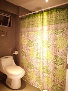 马尼拉BGC Fort Victoria的一间带卫生间和淋浴帘的浴室