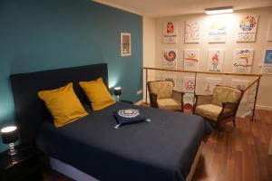 Laneuveville-derrière-FougDuplex Rue Haute的一间卧室配有一张带黄色枕头的床和两把椅子