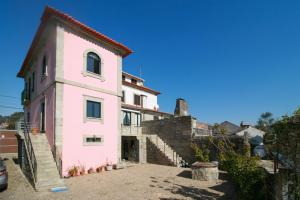 维亚纳堡迪亚斯酒店的粉红色的房子,前面有楼梯
