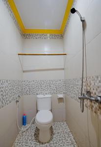 普拉亚Zamzam anjani villa的一间位于客房内的白色卫生间的浴室