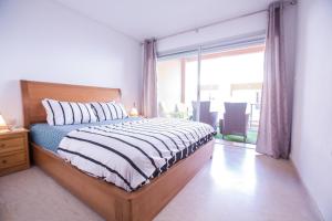 伊米乌阿达尔Luxury Beach Apartment - Romantic Weekend Getaway的一间卧室设有一张床和一个大窗户