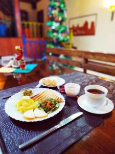 塔什干DRIMIN by sunrise caravan - Family boutique guesthouse and hostel的餐桌,盘子,咖啡