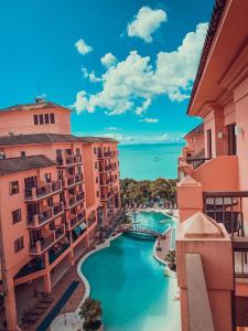 弗洛里亚诺波利斯Jurerê Beach Village - Flat na Praia的从大楼的阳台上可欣赏到游泳池的景色