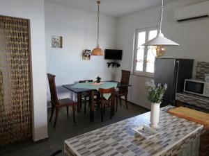 贝利Villa Frane 101的厨房以及带桌椅的用餐室。