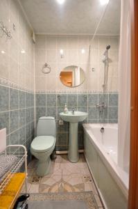 纳尔瓦Grafovi Apartments的浴室配有卫生间、盥洗盆和浴缸。