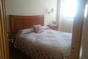 洛斯科拉莱斯-德布埃尔纳Piso en Los corrales de buelna (Cantabría)的一间卧室配有一张带粉红色枕头的床