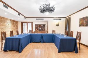 哈罗Eurostars Los Agustinos的大房间设有一张长桌子和蓝色的桌子