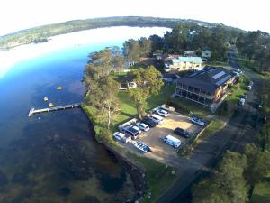 Erowal Bay顿格万假日住宿酒店的水面上岛上房屋的空中景观