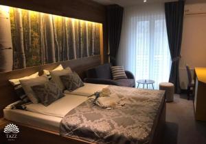 比哈奇Hotel Tazz - River Front Oasis Collection的一间带大床的卧室和一间客厅