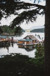 托菲诺The Shoreline Tofino的湖畔码头上的房屋