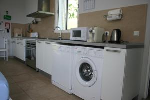 圣港Casinha Vista Mar的厨房配有洗衣机和烘干机