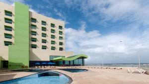 夸察夸尔科斯夸察夸尔科斯假日酒店的大楼前设有游泳池的酒店
