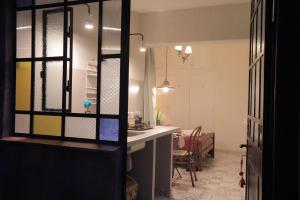 圣萨尔瓦多德朱Loft para 2 personas的客房设有带桌子和镜子的厨房