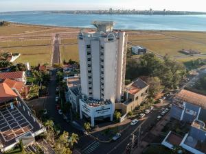 恩卡纳西翁De la Trinidad Hotel的街道上高大的白色建筑的空中景色