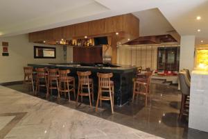 蒙特雷北蒙特雷假日酒店的厨房设有带木凳的酒吧