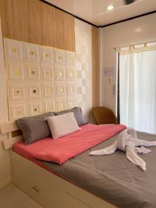 长滩岛Monallan Boracay Hotel的一间卧室配有一张带红色毯子的大床