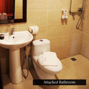 山打根Kinabatangan Wildlife Lodge的浴室配有白色卫生间和盥洗盆。