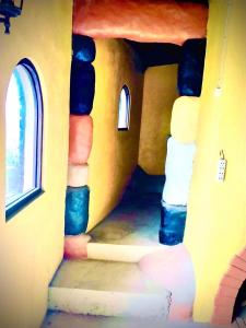 锡基霍尔萤火虫露营地的一座带两扇窗户和楼梯的房子的模型