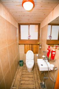 首尔北村丸韩屋旅馆的一间带卫生间和水槽的浴室