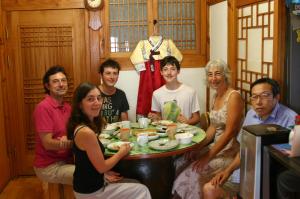 首尔北村丸韩屋旅馆的一群人坐在桌子旁