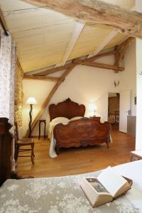 Saint-Avit-Rivière利昂高住宿加早餐酒店的一间卧室配有两张大型木床。