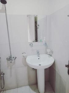 拉瓦尔品第HS Global Apartments的白色的浴室设有水槽和淋浴。