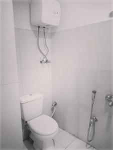 拉瓦尔品第HS Global Apartments的白色的浴室设有卫生间和淋浴。