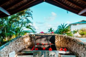 维拉港纳萨马度假酒店的从带红花的度假村阳台欣赏风景