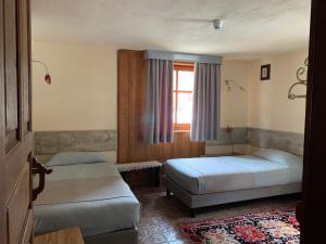 格雷索圣尚利夏奥斯酒店的一间卧室设有两张床和窗户。