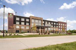 西得梅因Holiday Inn Express & Suites - West Des Moines - Jordan Creek, an IHG Hotel的前面有一条路的大建筑