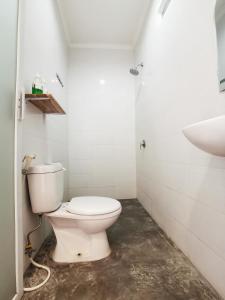 库塔努卡海滩旅舍 的一间带卫生间和水槽的浴室