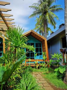 吉利特拉旺安Absolute Villa的前面有棕榈树的房子