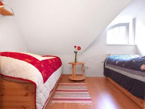 KaltenhofBernsteinhof的阁楼卧室配有1张床和1张桌子
