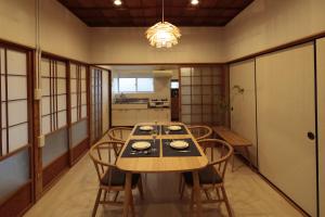 姶良市照宿 Terasu yado的一间带木桌和椅子的用餐室
