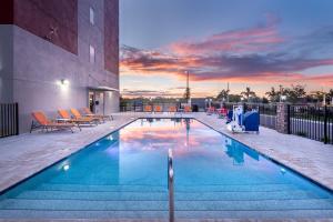 蓬塔戈尔达Holiday Inn Express & Suites - Punta Gorda, an IHG Hotel的一座享有日落美景的游泳池