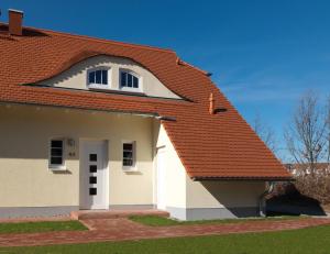 KaltenhofBernsteinhof的白色房子,有橙色屋顶