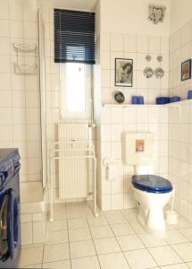 KirchdorfHafenkieker的白色的浴室设有卫生间和窗户。