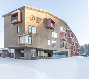列维Design Hotel Levi的前面有雪的建筑
