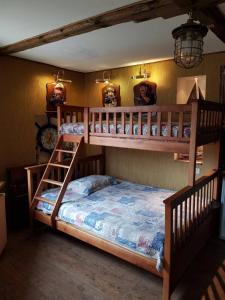 敖德萨达芬奇别墅酒店的一间卧室配有两张双层床。