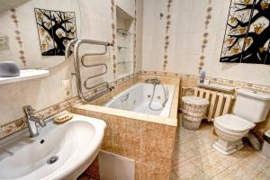 敖德萨达芬奇别墅酒店的带浴缸、卫生间和盥洗盆的浴室