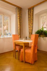 菲希特尔山区巴特贝内克Hotel Haus Bauer的一间带桌椅和窗户的用餐室