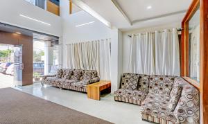 库斯哈尔纳加尔Treebo Trend Atithi Comforts 1 Km From Nisargadhama Forest的客厅配有两张沙发和一张桌子