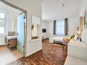 新特劳布灵Apartment:house Klosterbau的一间酒店客房 - 带一张床和一间浴室