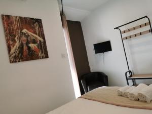 巴邦塔纳Le Saint Jean的一间卧室配有一张壁画床
