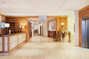 纽伦堡Holiday Inn Nürnberg City Centre, an IHG Hotel的走廊位于酒店,大堂设有木墙